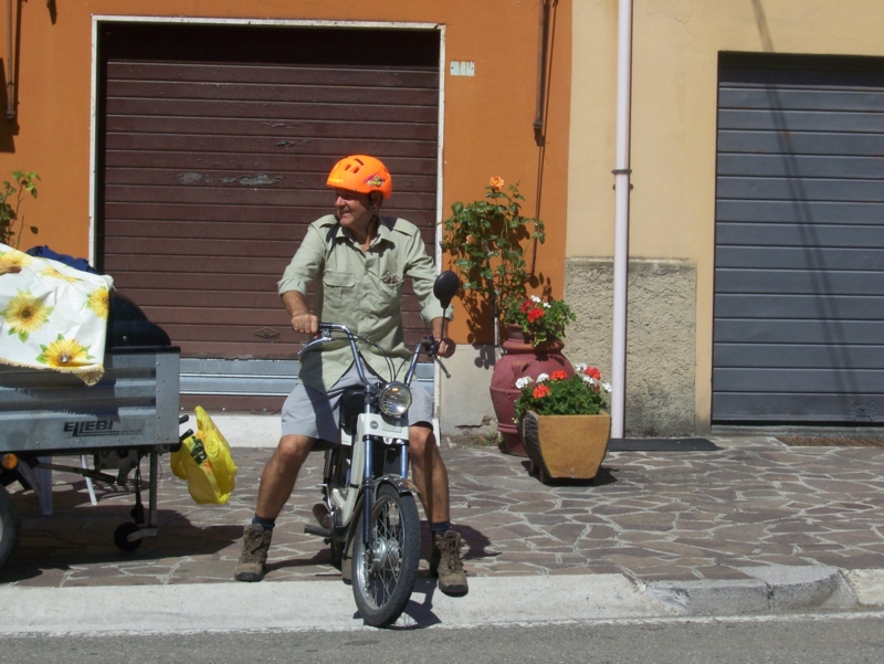  Image name: Persone003.jpg 
 width: 800 pixel 
 height: 601 pixel 
 Size: 382610 bytes 
 Click to enlarge 